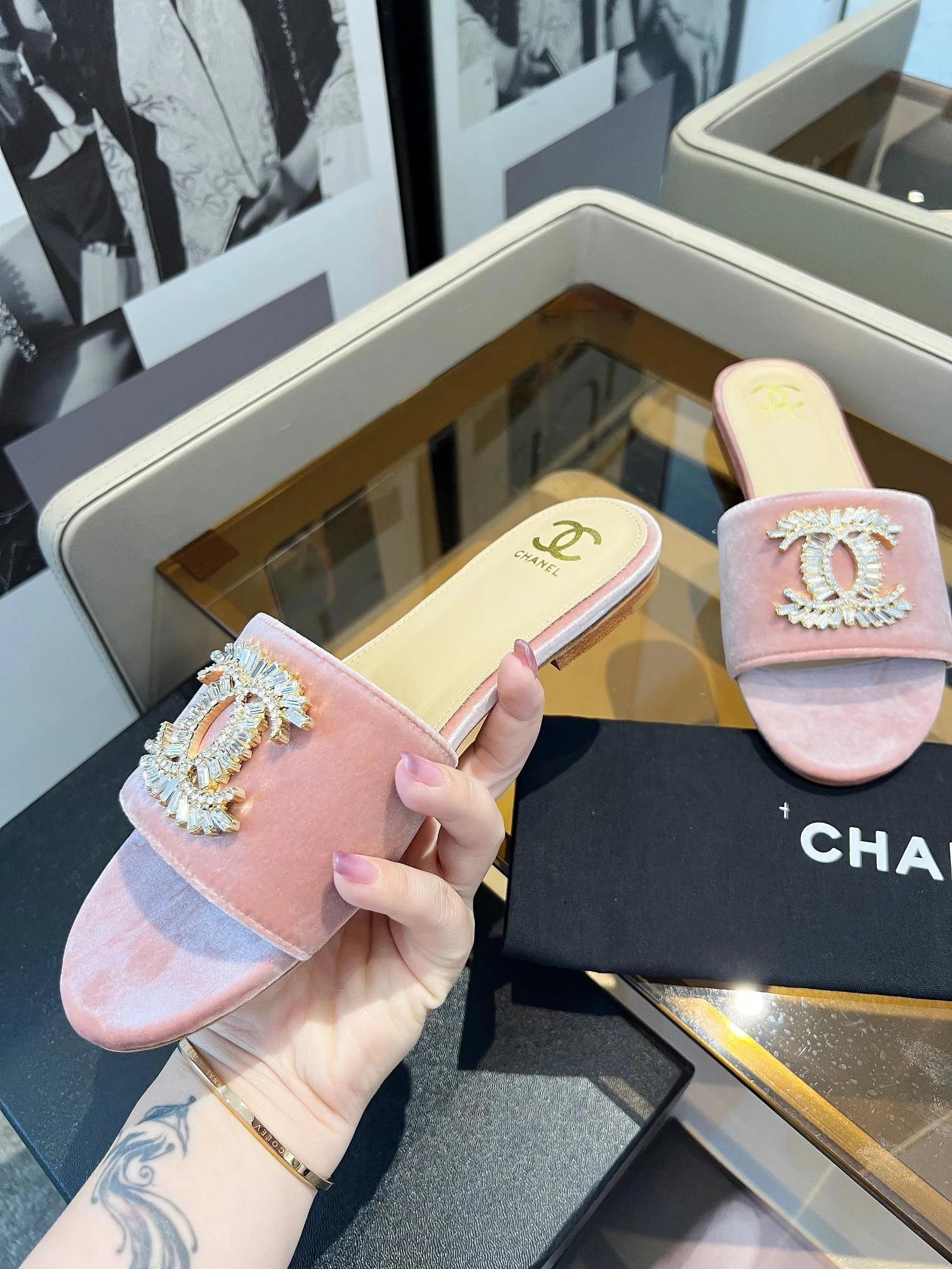 👟👟Ex-factory price 340👟👟 Genuine leather bottom +40 🎉🎉🎉Chanel Xiaoxiang C family sandals series official website synchronization, classic and elegant, casual wear 🌹🌹🌹🌹Original logo~Select imported cowhide and C family custom fabrics, multiple colors for the goddess to choose! ❤️❤️❤️❤️ Code number: 36~40 (customized 35 41 42 43 44 cannot be returned or exchanged)